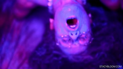 בעיבי מאַסטערבייץ אויף אַפּאַראַט און ברענגט זיך צו אָרגאַזם.